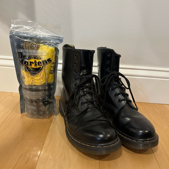 Dr. Martens Shoes Original Doc Martens Size 8 6 Mens Black Gloss